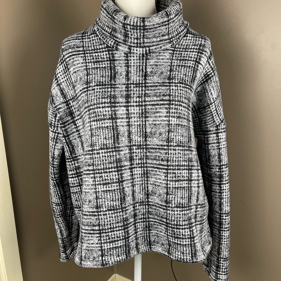 Columbia Black and Gray Plaid Turtleneck Sweater Pre-owned Warm - Picture 2 of 7